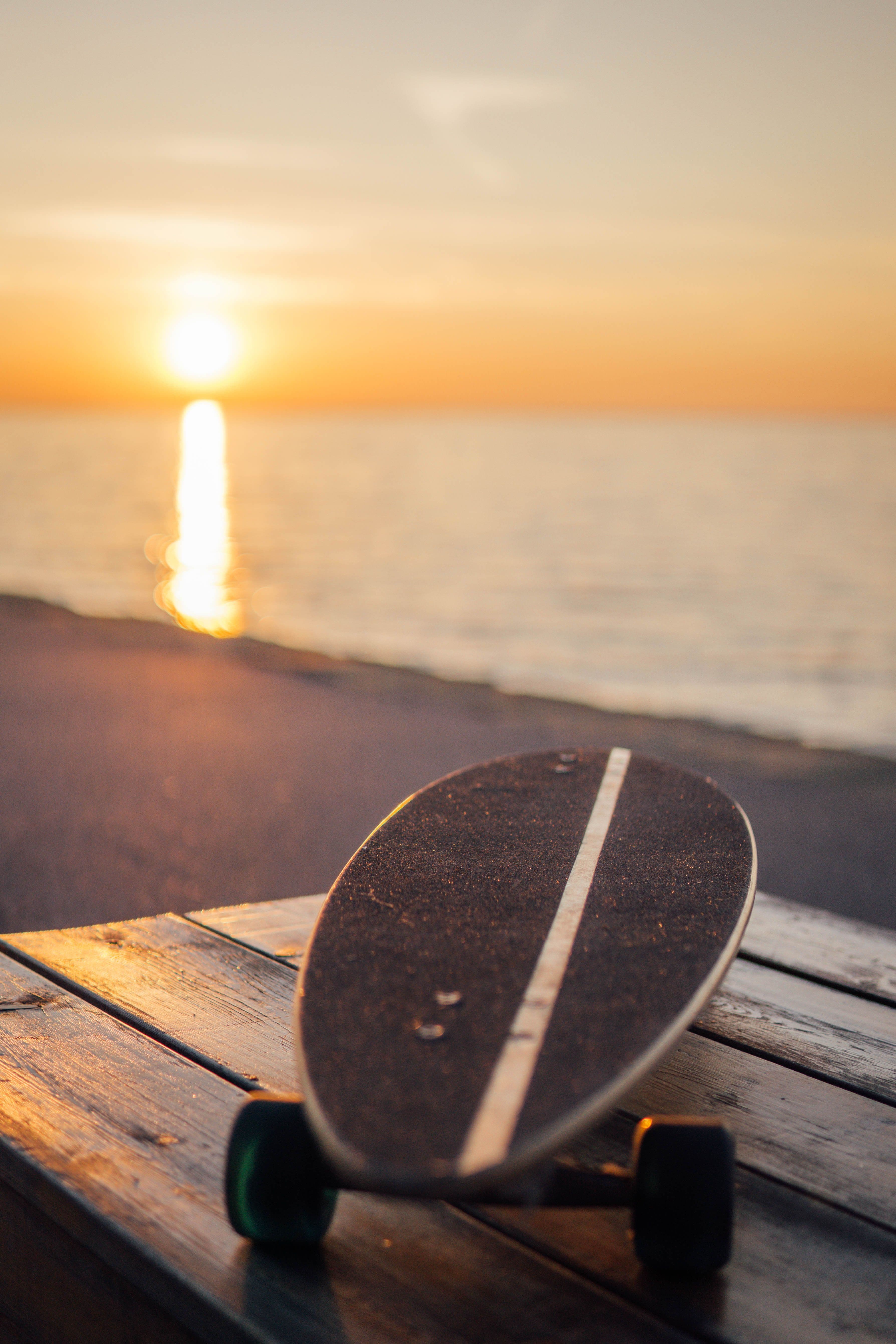 Longboardista na promenáde pri západe slnka